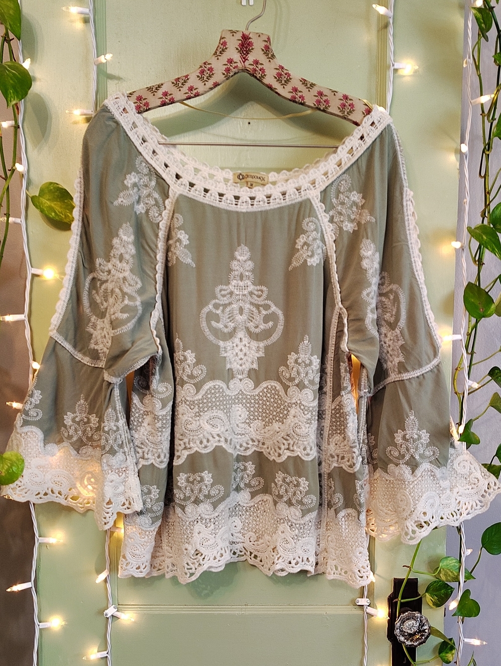 Women's Democracy Sage Cream Crochet 🧶 Bell Sleeve Flowy Bohemian Blouse M